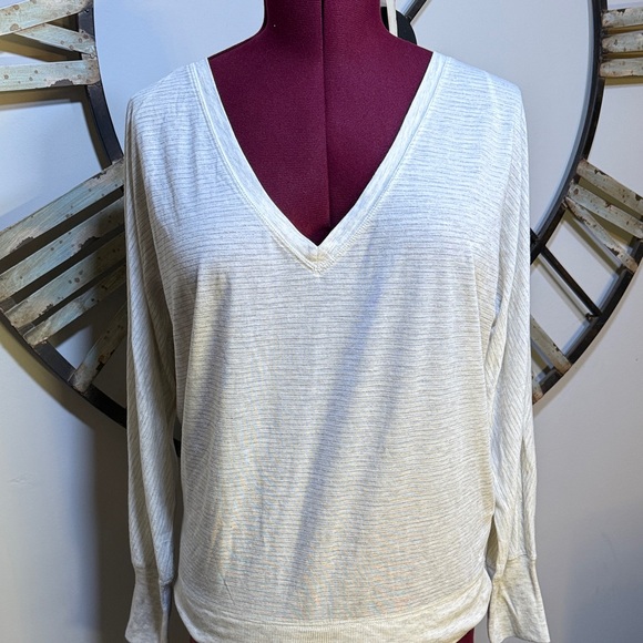 American Eagle Cream & Silver V-Neck Top - Picture 2 of 9
